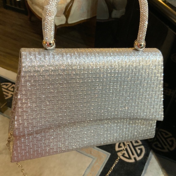 SILVER Evening Bag 🩷 BELOW WHOLESALE JEWELED HANDLE W/CHAIN NWOT HANDBAG - Picture 11 of 12
